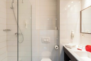 Shower, hair dryer, towels, soap - The Originals Residence, Appart'Hôtel Hévéa, Valence (Valence)