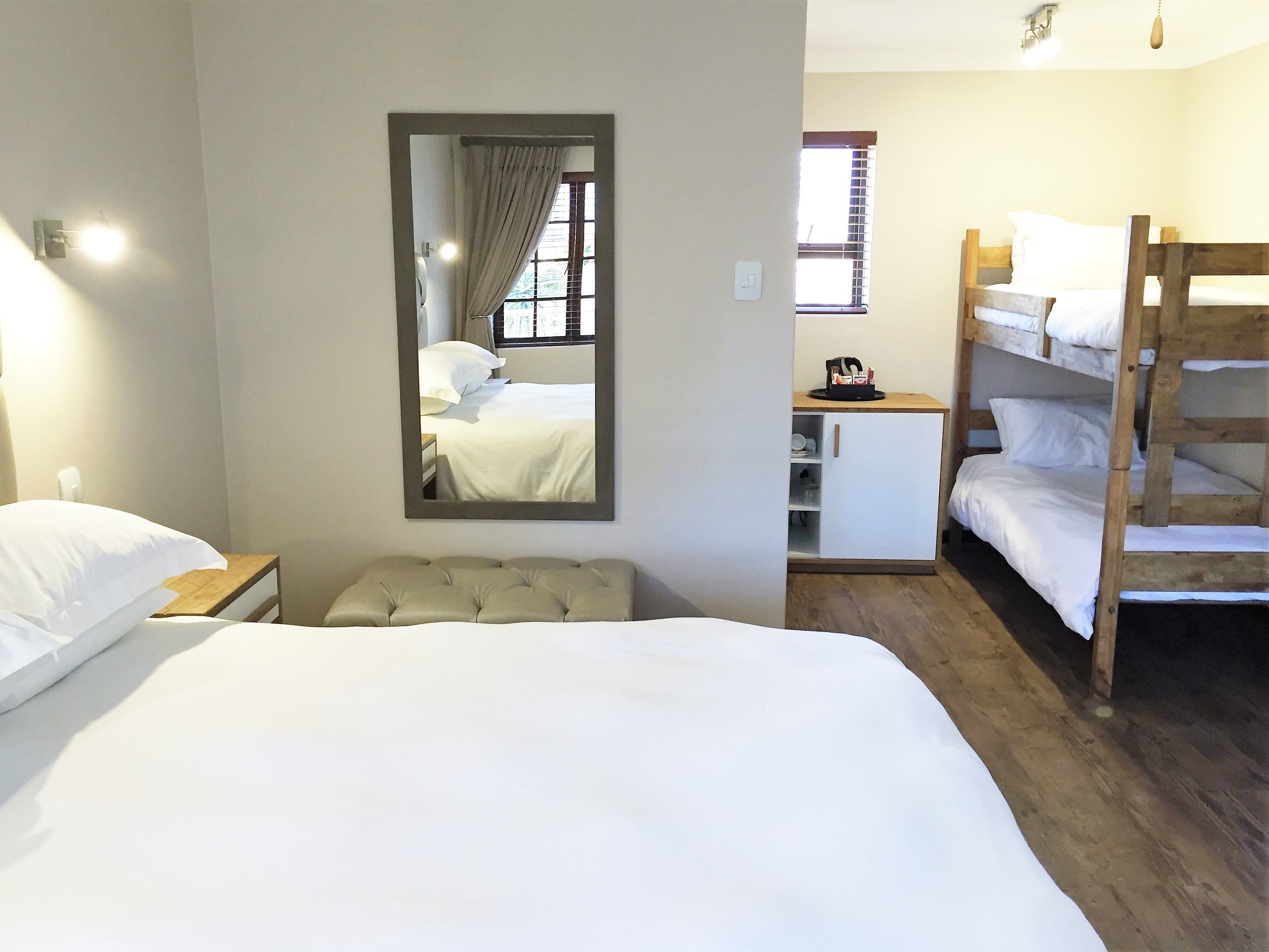 Family Room - Double bed & Bunk Bed | Bureau, fer et planche à repasser, accès au Wi-Fi (inclus)