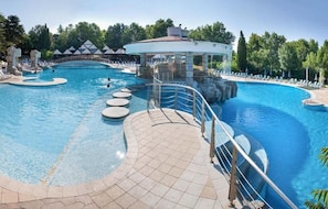 A large, curved swimming pool with a central island and a pavilion. - Hotel Magnolia - All Inclusive (Albena)