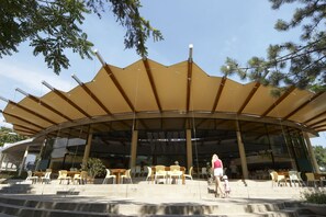 บริการอาหารเช้า, อาหารนานาชาติ, บริเวณรับประทานอาหารกลางแจ้ง 