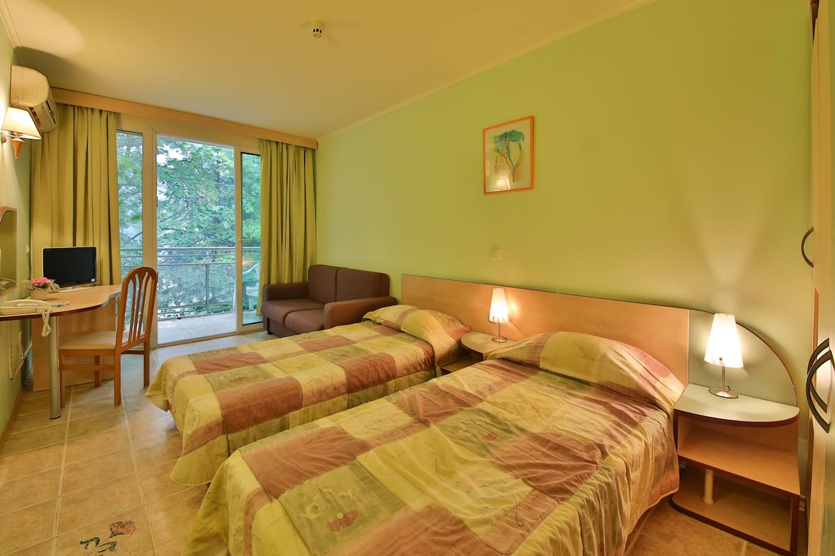 Desk, soundproofing, cribs (free), bed sheets