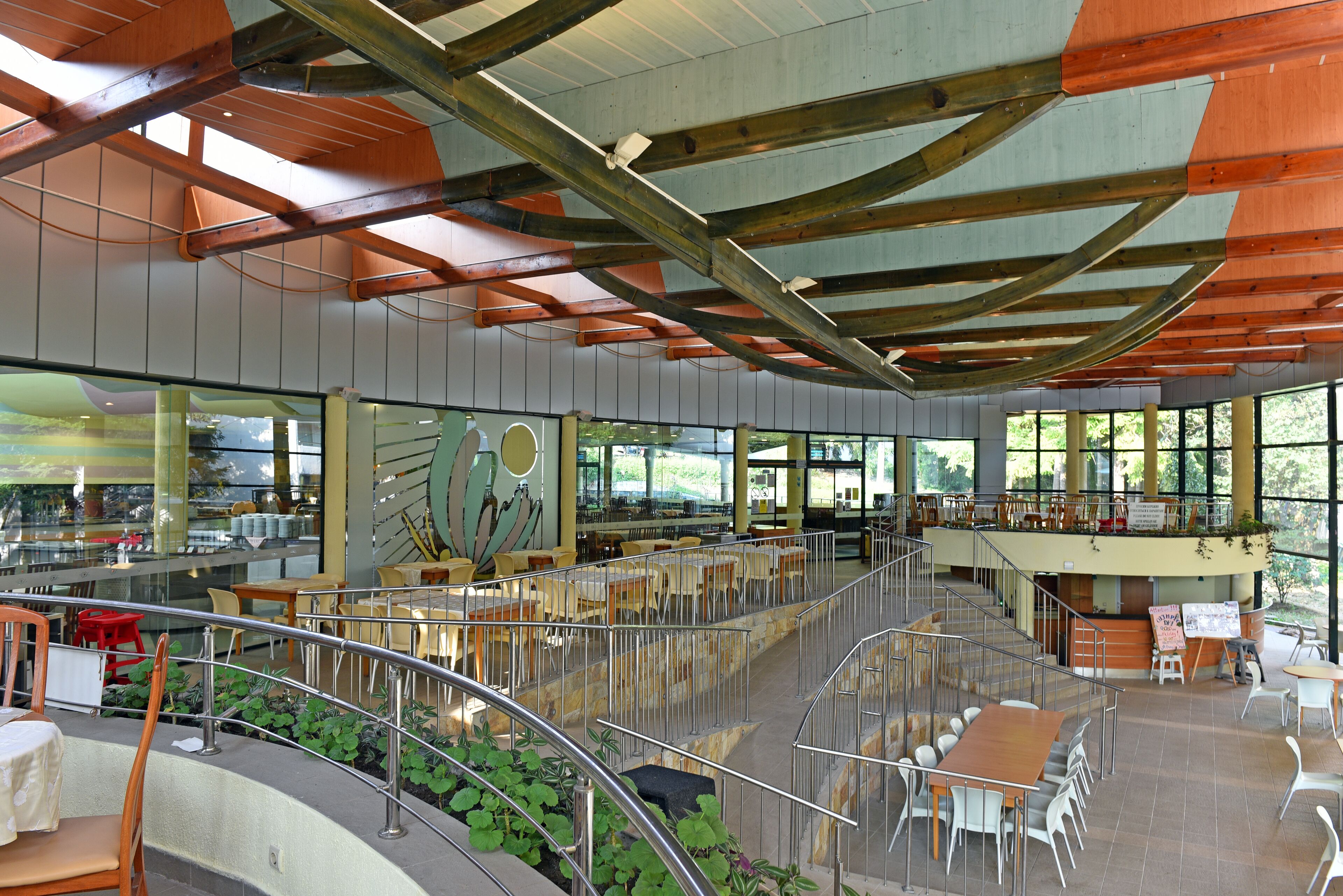 Frokost, lunsj og middag serveres, internasjonale retter, uteservering 