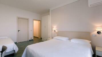 Una scrivania, Wi-Fi gratuito, lenzuola