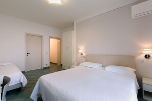 Desk, free WiFi, bed sheets - Hotel Saviola (Sirmione)