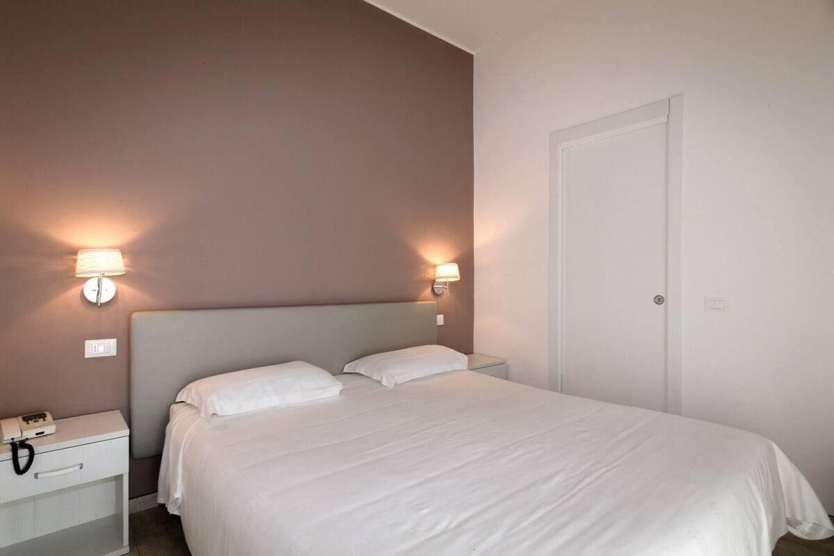 Escritorio, wifi gratis y ropa de cama 