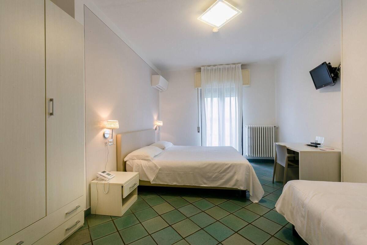 Escritorio, wifi gratis y ropa de cama 