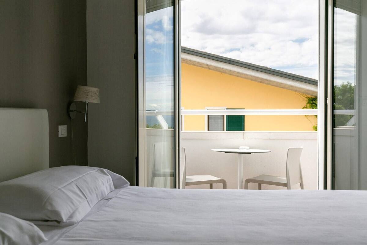 Escritorio, wifi gratis y ropa de cama 