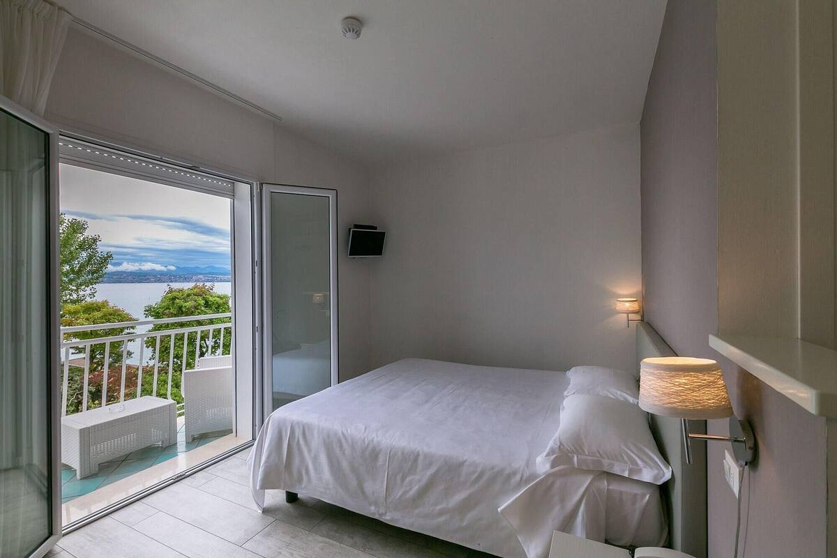 Escritorio, wifi gratis y ropa de cama 