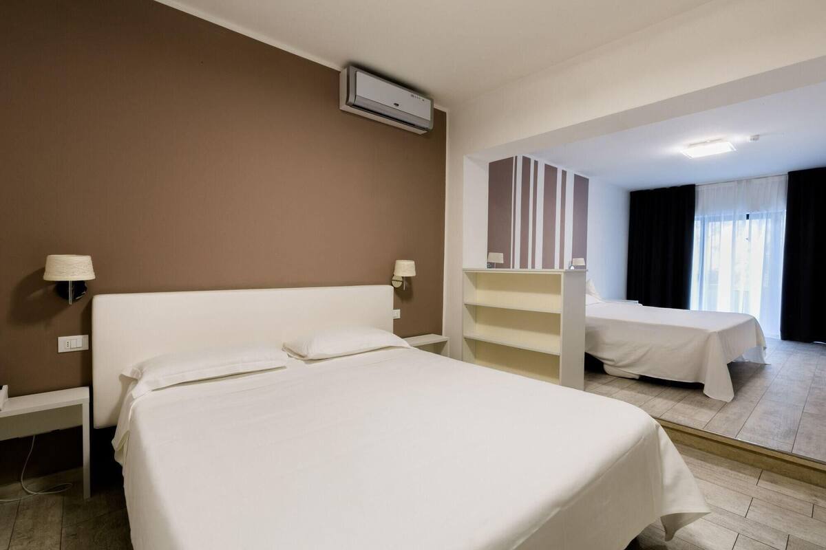 Escritorio, wifi gratis y ropa de cama 