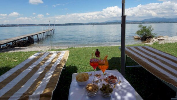 Private beach, sun-loungers, beach umbrellas, beach towels - Hotel Saviola (Sirmione)