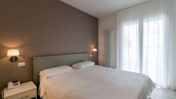 Chambre Double Économique, 1 lit double, vue partielle sur le lac, rez-de-chaussée | Bureau, Wi-Fi gratuit, draps fournis