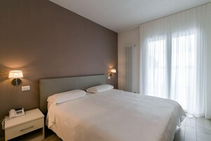 Doppia Economy, 1 letto matrimoniale, vista lago parziale, al piano terra | Una scrivania, Wi-Fi gratuito, lenzuola