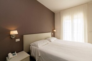 Desk, free WiFi, bed sheets - Hotel Saviola (Sirmione)