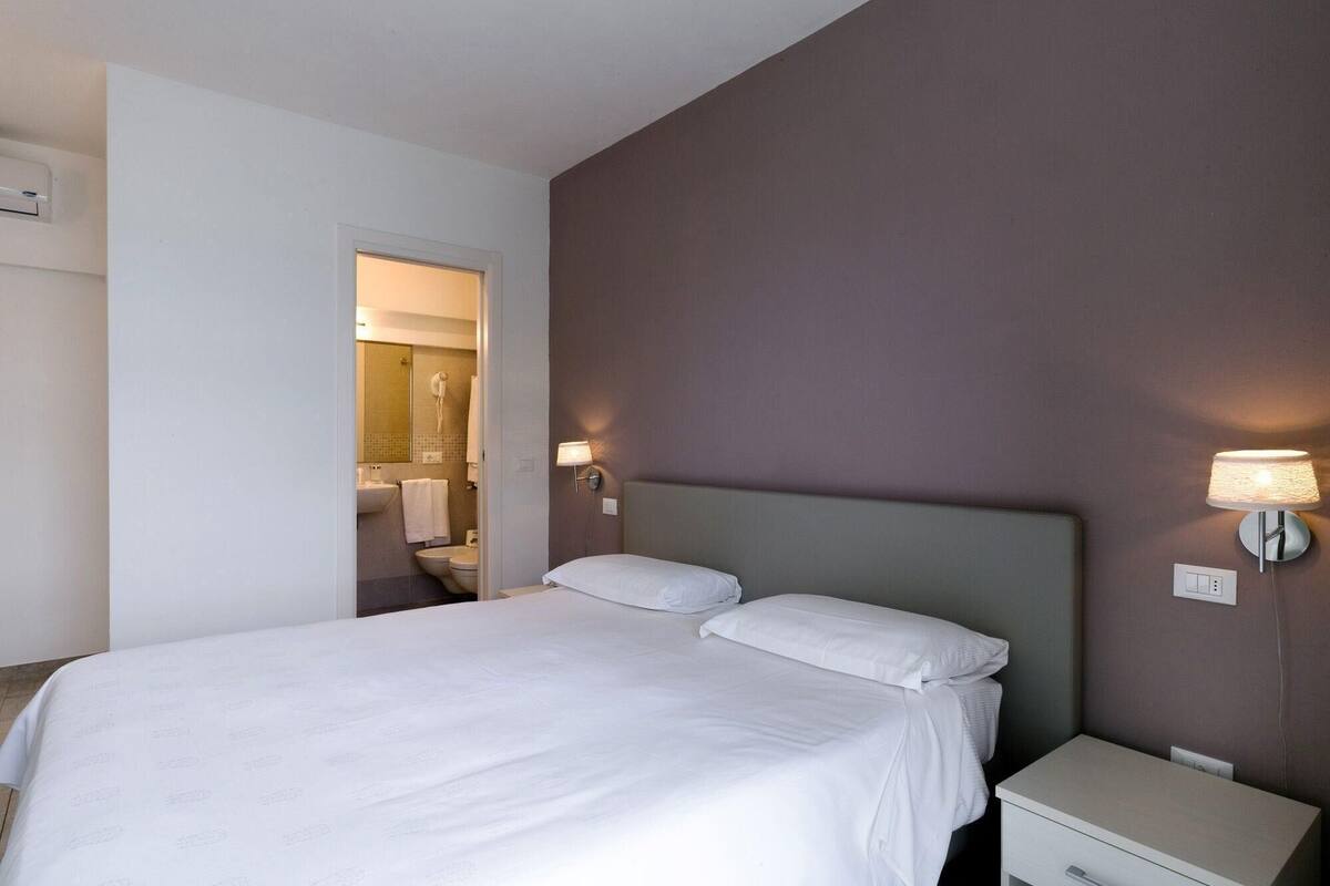 Escritorio, wifi gratis y ropa de cama 