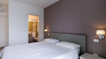 Doppia Superior, balcone, vista lago | Una scrivania, Wi-Fi gratuito, lenzuola