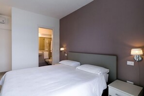 Desk, free WiFi, bed sheets - Hotel Saviola (Sirmione)