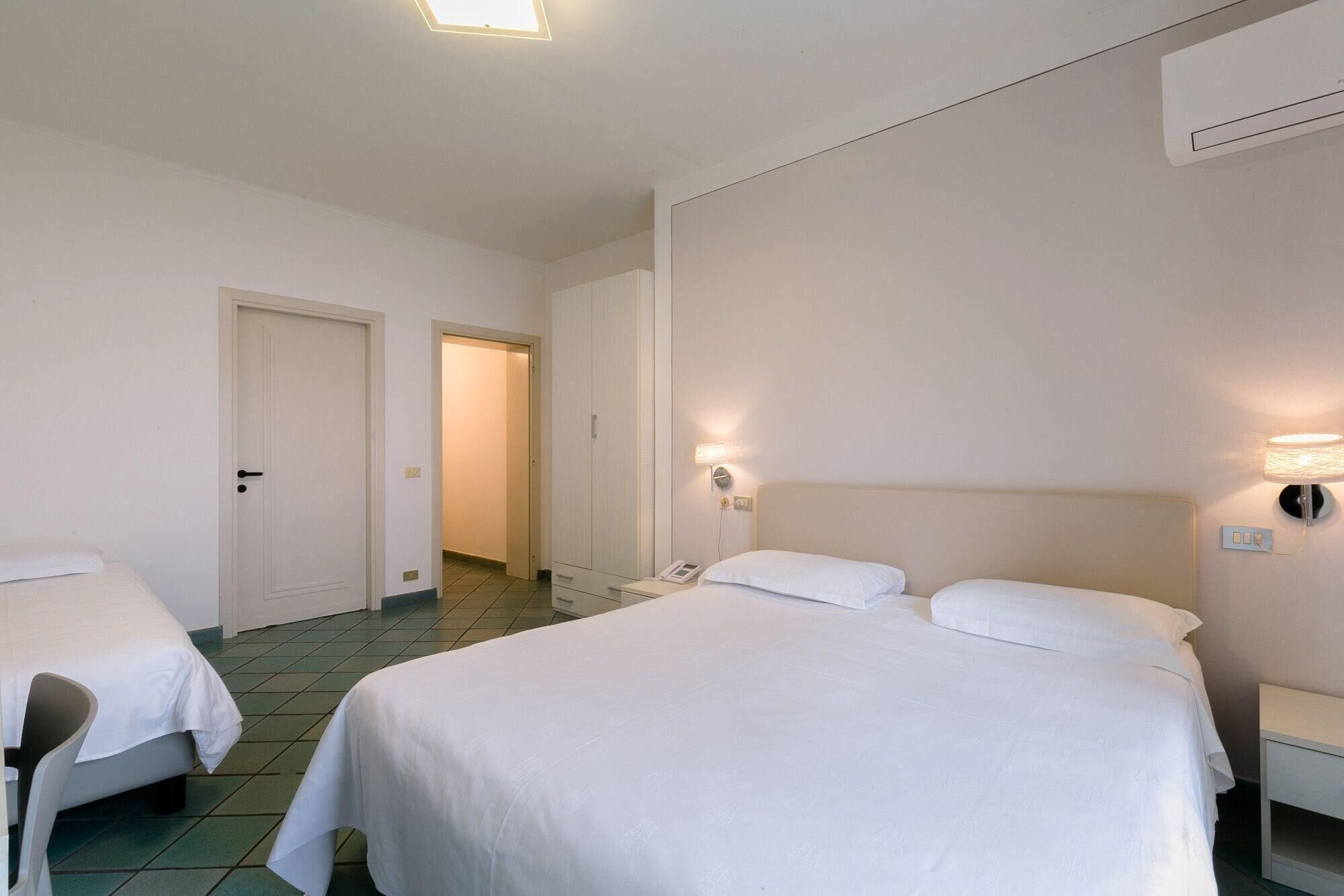 Camera tripla, balcone, vista lago | Una scrivania, Wi-Fi gratuito, lenzuola