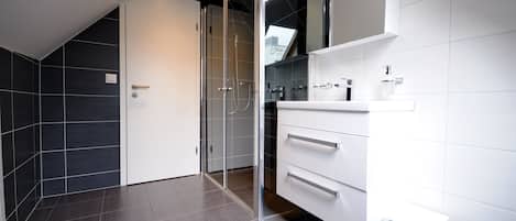 Articles de toilette gratuits, sĂšche-cheveux, serviettes fournies