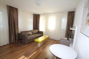 Luksusleilighet, 1 soverom | Oppholdsområde | Flatskjerm-TV