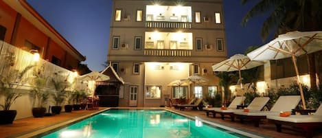 Outdoor pool, pool umbrellas, sun loungers