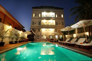 Outdoor pool, pool umbrellas, sun loungers - Angkor Twinkle Boutique Villa (Siem Reap)