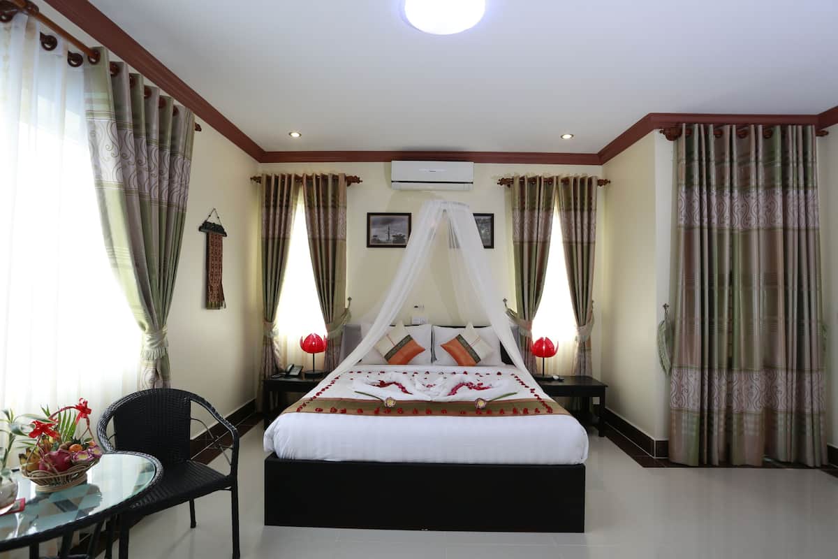 Suite, 1 King Bed (Free Airport Pickup)
