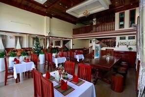 供應早餐、午餐和晚餐，國際料理