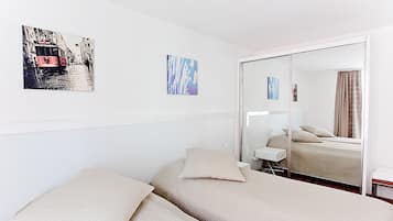 Yksilöllisesti sisustettu, yksilöllisesti kalustettu, työpöytä