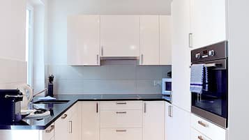 Premium-huoneisto, 2 makuuhuonetta | Yksityinen keittiö | Täysikokoinen jääkaappi, mikroaaltouuni, uuni, liesi