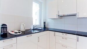 Premium appartement, 2 slaapkamers | Privékeuken | Een espressoapparaat, een koelkast/vriezer, een magnetron, een oven