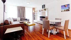 Premium appartement, 1 slaapkamer | Woonruimte | Een flatscreentelevisie