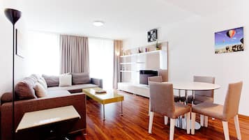 Premium-huoneisto, 1 makuuhuone | Oleskelualue | Taulutelevisio