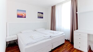 Premium appartement, 1 slaapkamer | Een bureau, verduisterende gordijnen, een strijkplank/strijkijzer