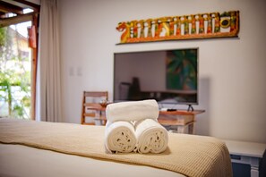 Deluxe Bungalow, Ground Floor | Minibar, in-room safe, individually decorated, free WiFi - Pousada Vira Canoa (Itacaré)