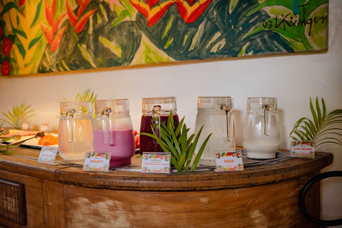 A wooden counter with various drink dispensers labeled with names like 'IGOURTE' and 'AGUA'.