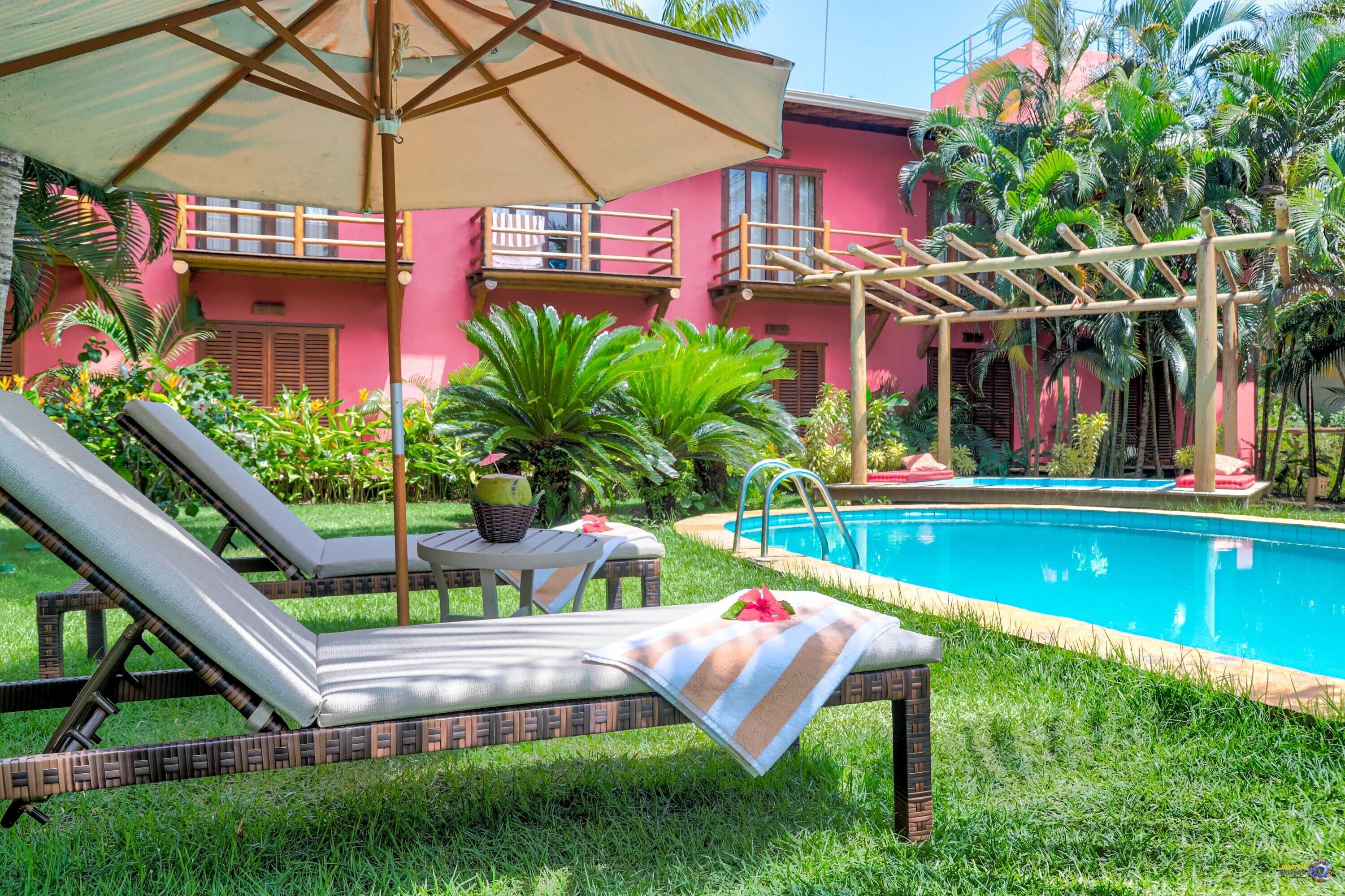 Piscine extérieure, chaises longues