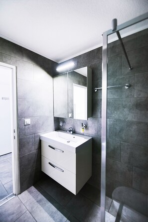 Comfort Apartment, 1 Bedroom | Bathroom | Shower, free toiletries, hair dryer, towels