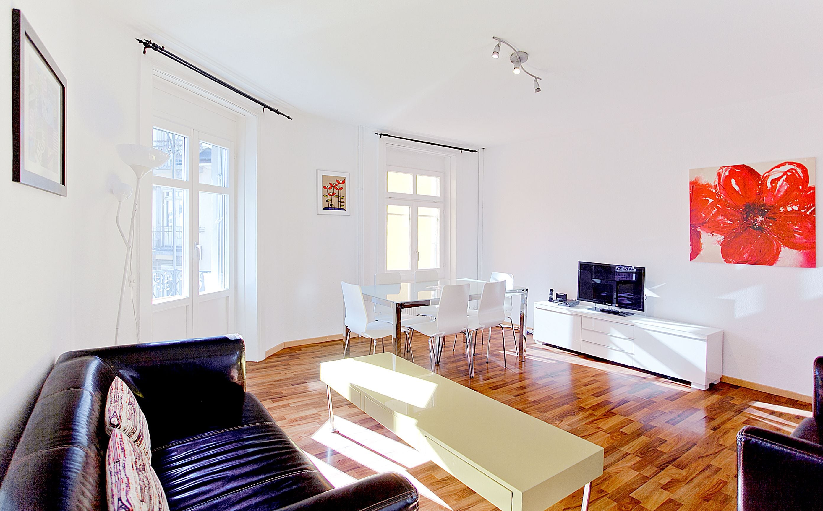 Comfort-Apartment, 2 Schlafzimmer | Wohnzimmer | Flachbildfernseher