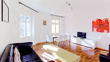 Comfort-Apartment, 2 Schlafzimmer | Wohnzimmer | Flachbildfernseher