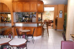 Daily continental breakfast (EUR 6.80 per person) - Hotel Le Regina (Poitiers)