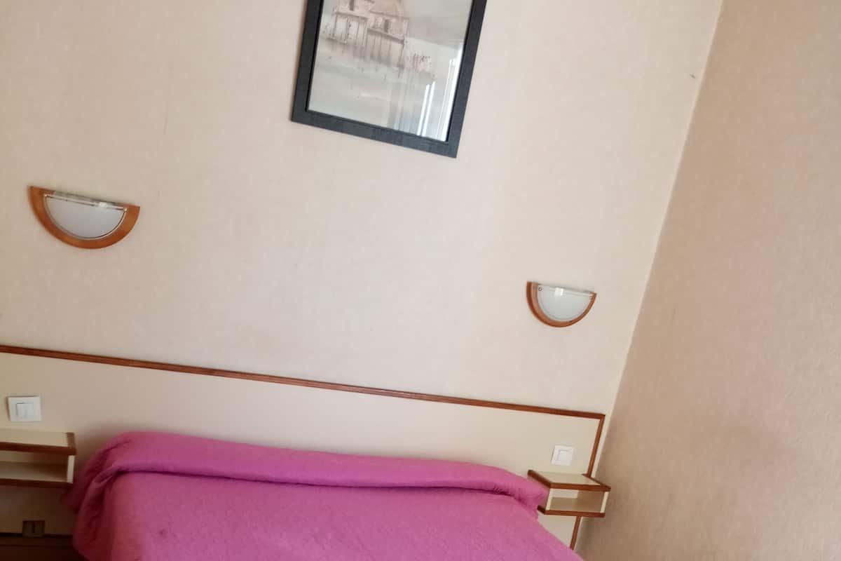 Escrivaninha, quartos à prova de som, berços grátis, Wi-Fi de cortesia