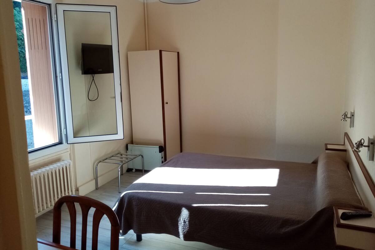 Quarto casal | Escrivaninha, quartos à prova de som, berços grátis, Wi-Fi de cortesia