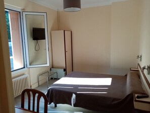 Double Room | Desk, soundproofing, free cribs/infant beds, free WiFi - Hotel Le Regina (Poitiers)