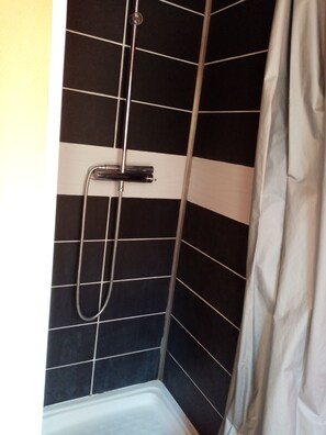 Bathroom shower - Hotel Le Regina (Poitiers)