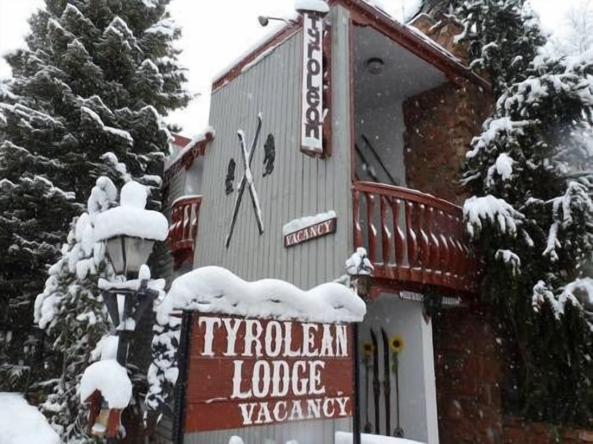 A sign for Tyrolean Lodge indicating a vacancy.
