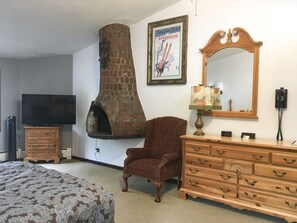 Top Floor Room | Desk, iron/ironing board, free WiFi, bed sheets - Tyrolean Lodge (Aspen)