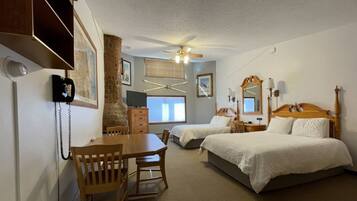 Top Floor Room | Escritorio, tabla de planchar con plancha, wifi gratis y ropa de cama