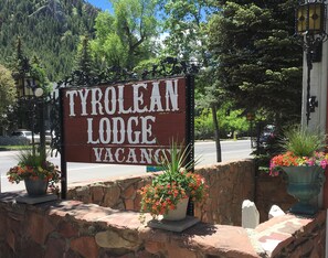Une pancarte indiquant que le Tyrolean Lodge est disponible.