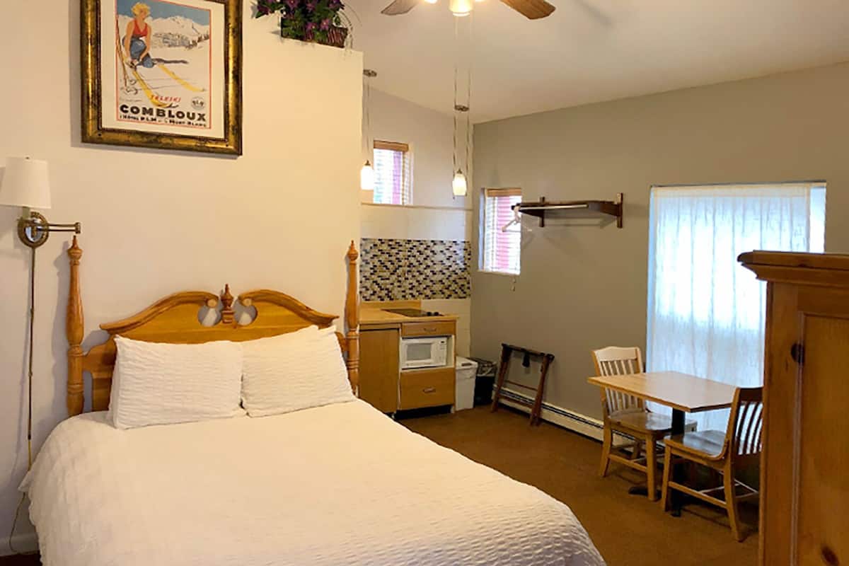 Habitación doble superior, 1 cama Queen size, cocineta, vista a la montaña | Escritorio, tabla de planchar con plancha, wifi gratis y ropa de cama