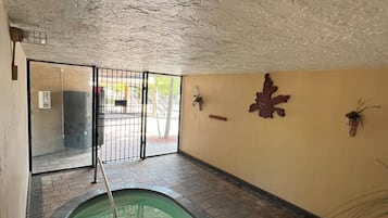 Piscine extérieure, chaises longues